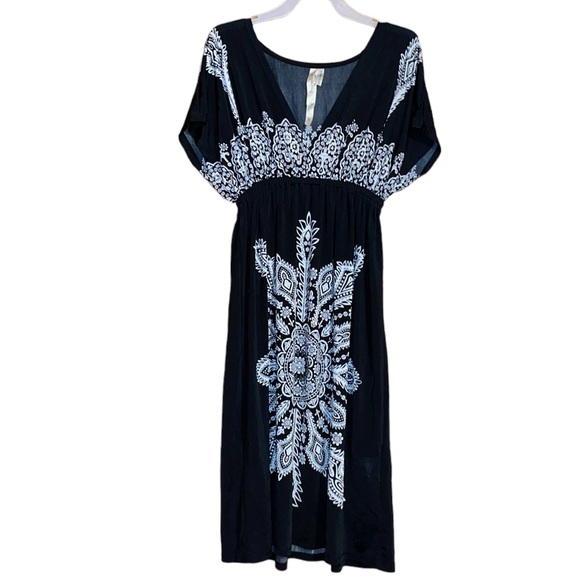 •CRISTINALOVE•NWOT BLACK FLORAL MEDALLION V-NECK SHORT SLEEVE DRESS SIZE SMALL - Picture 1 of 9